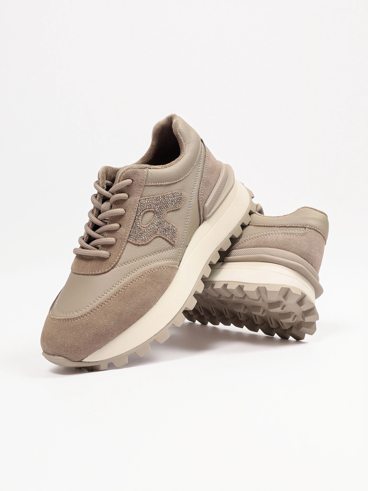 Кроссовки комбинированные серого цвета на рельефной подошве